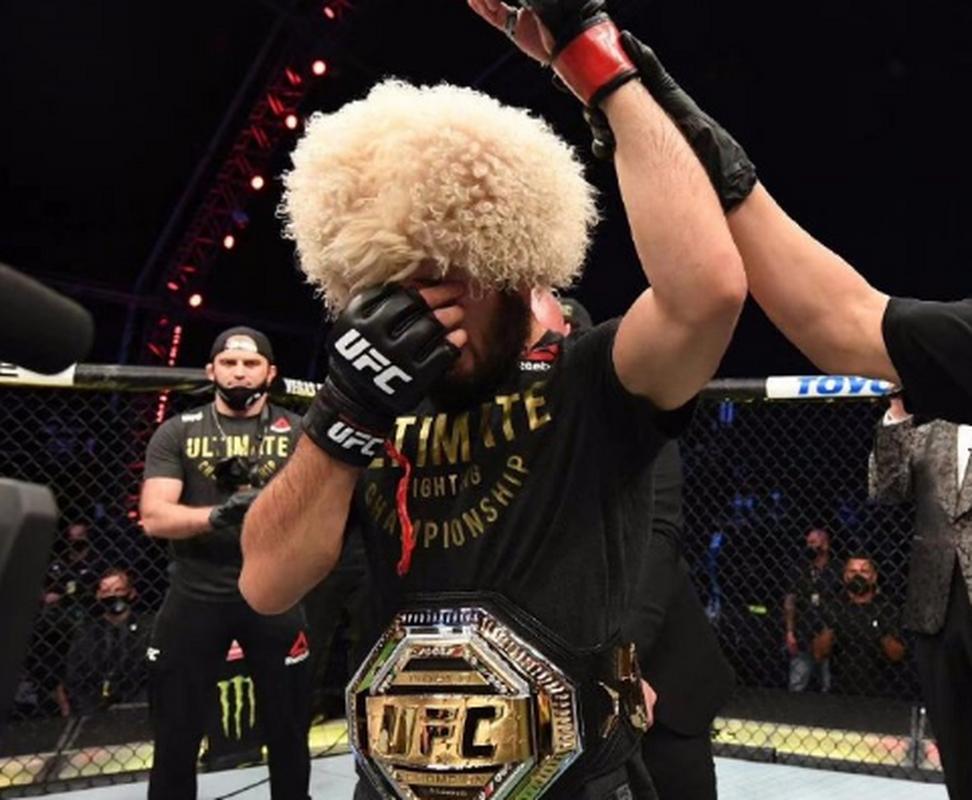 小鹰哈比布UFC254再现降服绝技，第二回合下位三角绞终结盖奇